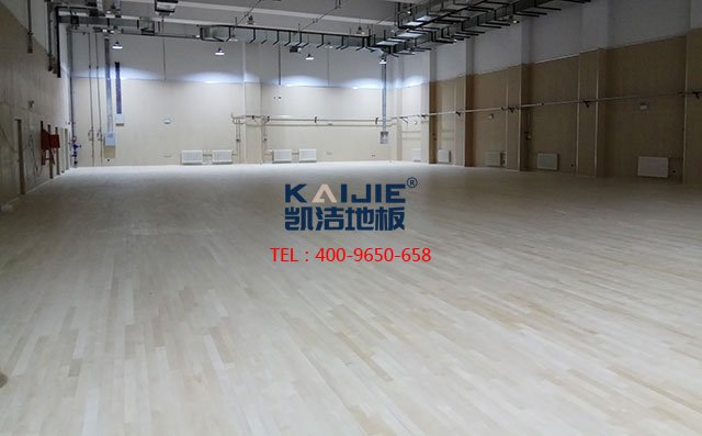 籃球館木地板廠家進(jìn)行翻新的主要步驟是什么-籃球木地板
