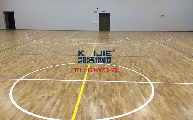 籃球場(chǎng)劃線需要用籃球館木地板專(zhuān)用漆——?jiǎng)P潔地板