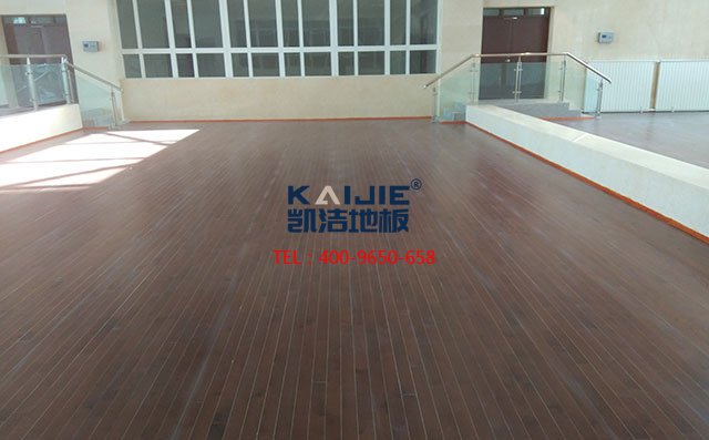 原來冬天體育館運(yùn)動木地板維護(hù)有更好的方法——?jiǎng)P潔地板